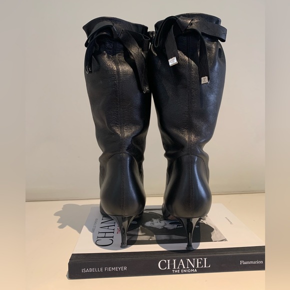 **SOLD** Chanel black Leather “scrunch” booties - Picture 5 of 10